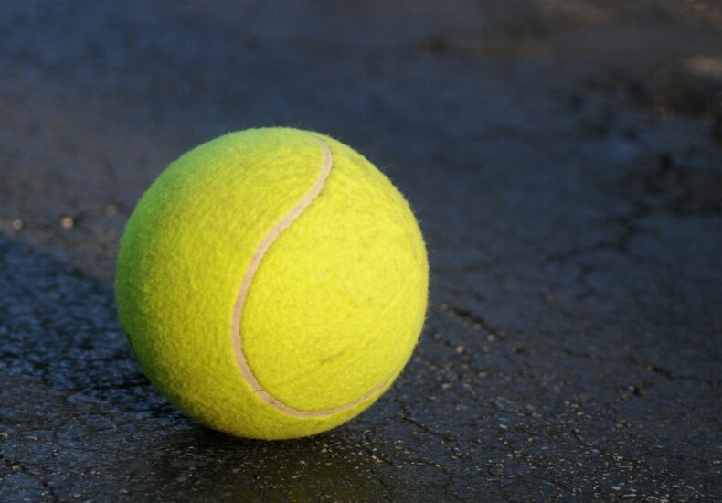 shallow focus photography of tennis ball